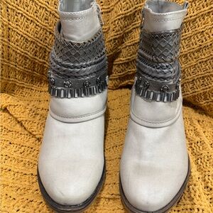 Carlos by Carlos Santana Textured Gray Ankle Boots